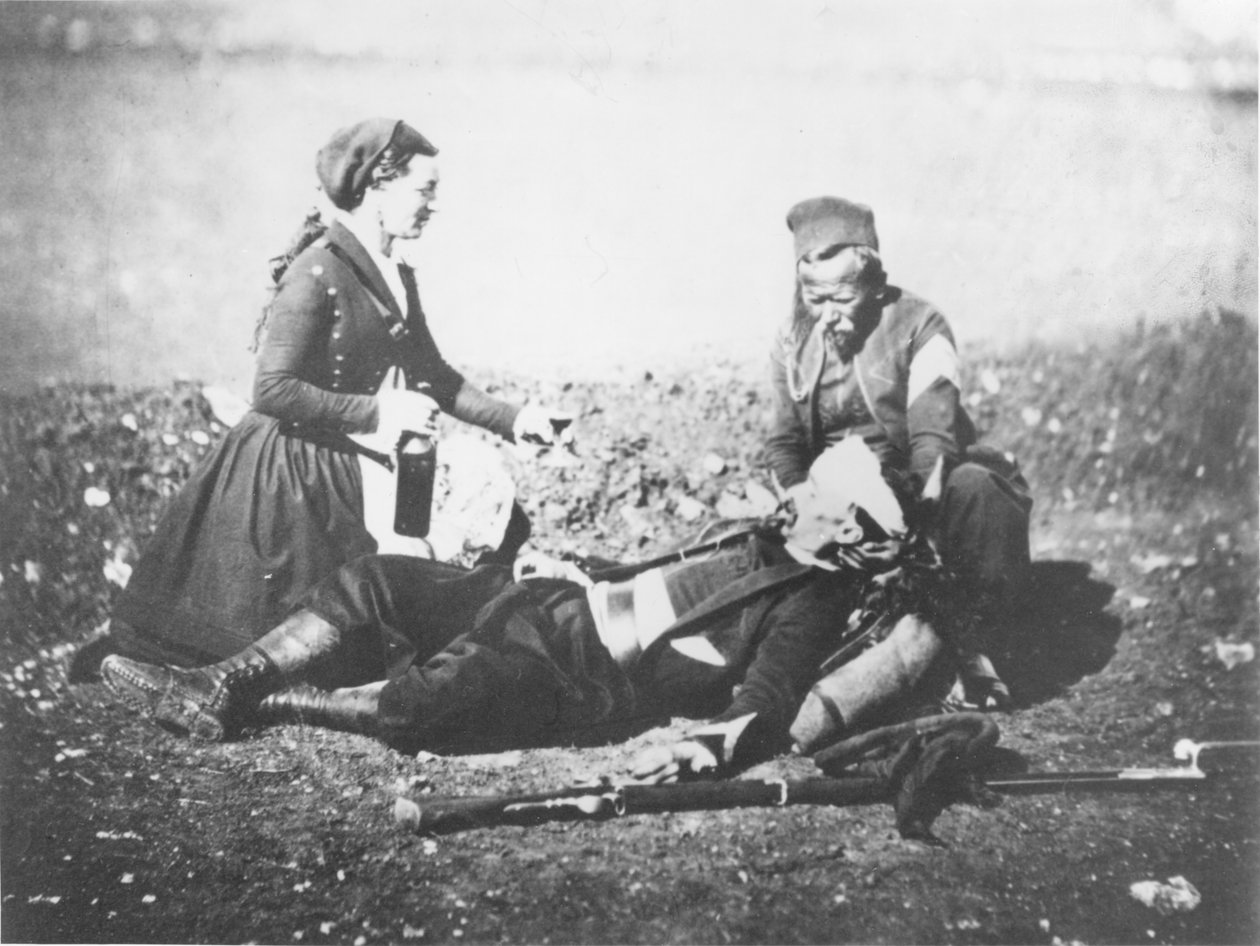 Sairaanhoitaja hoitamassa haavoittunutta miestä Krimillä, n. 1855 tekijältä English Photographer