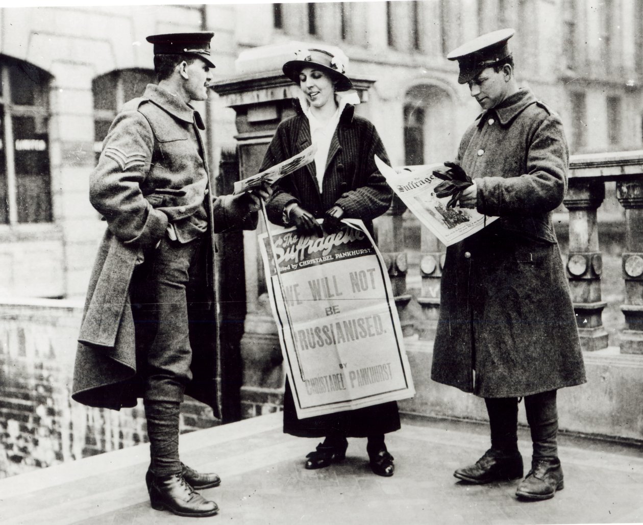 Suffragette myy sanomalehtiä kahdelle sotilaalle, n. 1914 tekijältä English Photographer