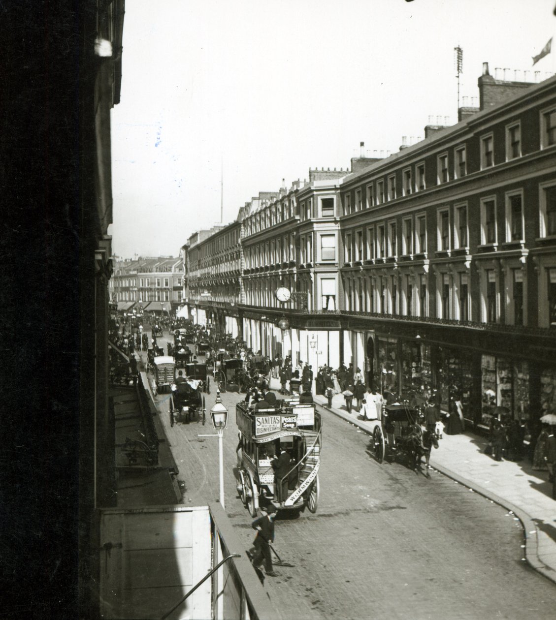 Näkymä Westbourne Grovesta Lontoosta, jossa näkyy Whiteleyn tavaratalo, n. 1890 tekijältä English Photographer