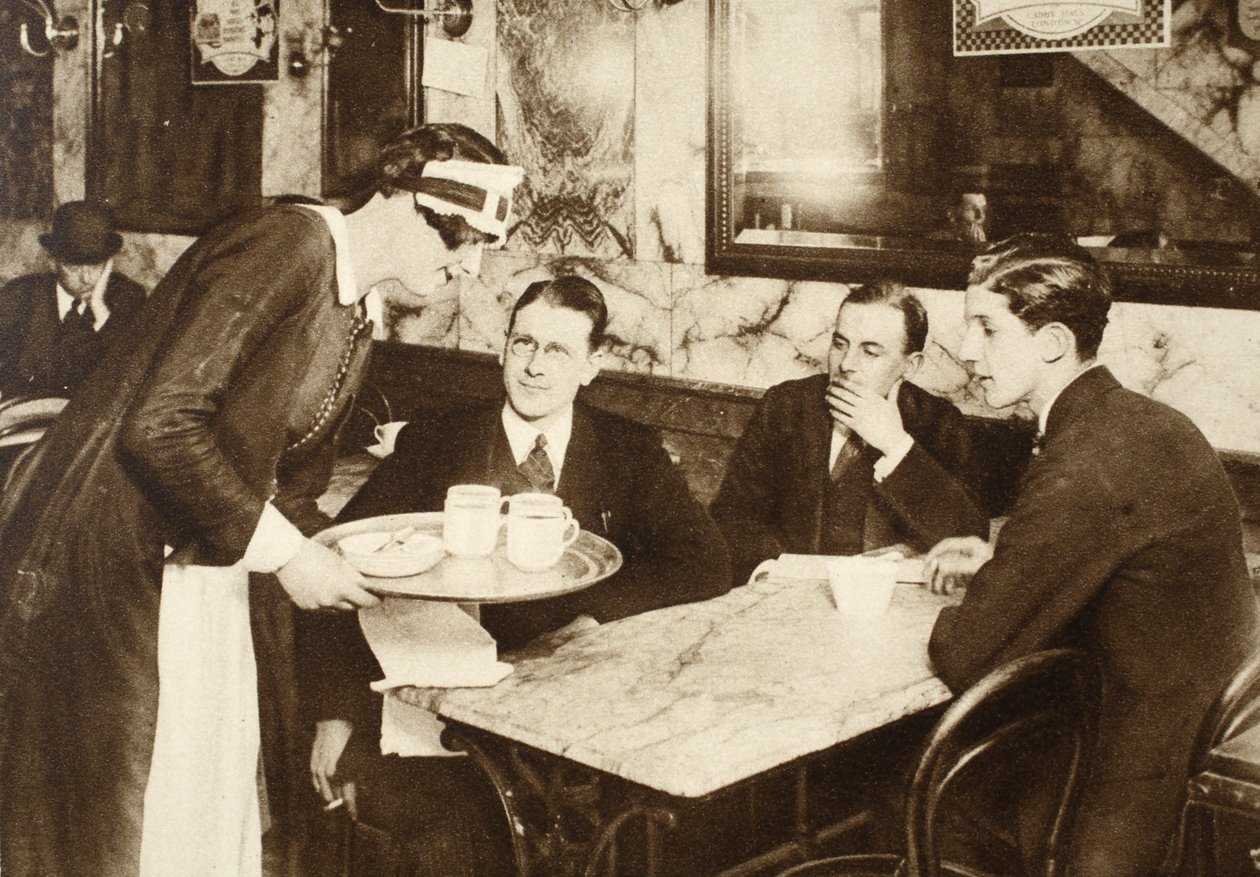 Kahvilan tarjoilija, joka pukeutuu samaan univormuun kuin olohuoneen piika ja tarjoilee kahvia toimistotyöntekijöille kello 11:n tauon aikana, Wonderful London, julkaistu 1926-27 (syväpaino) tekijältä English Photographer