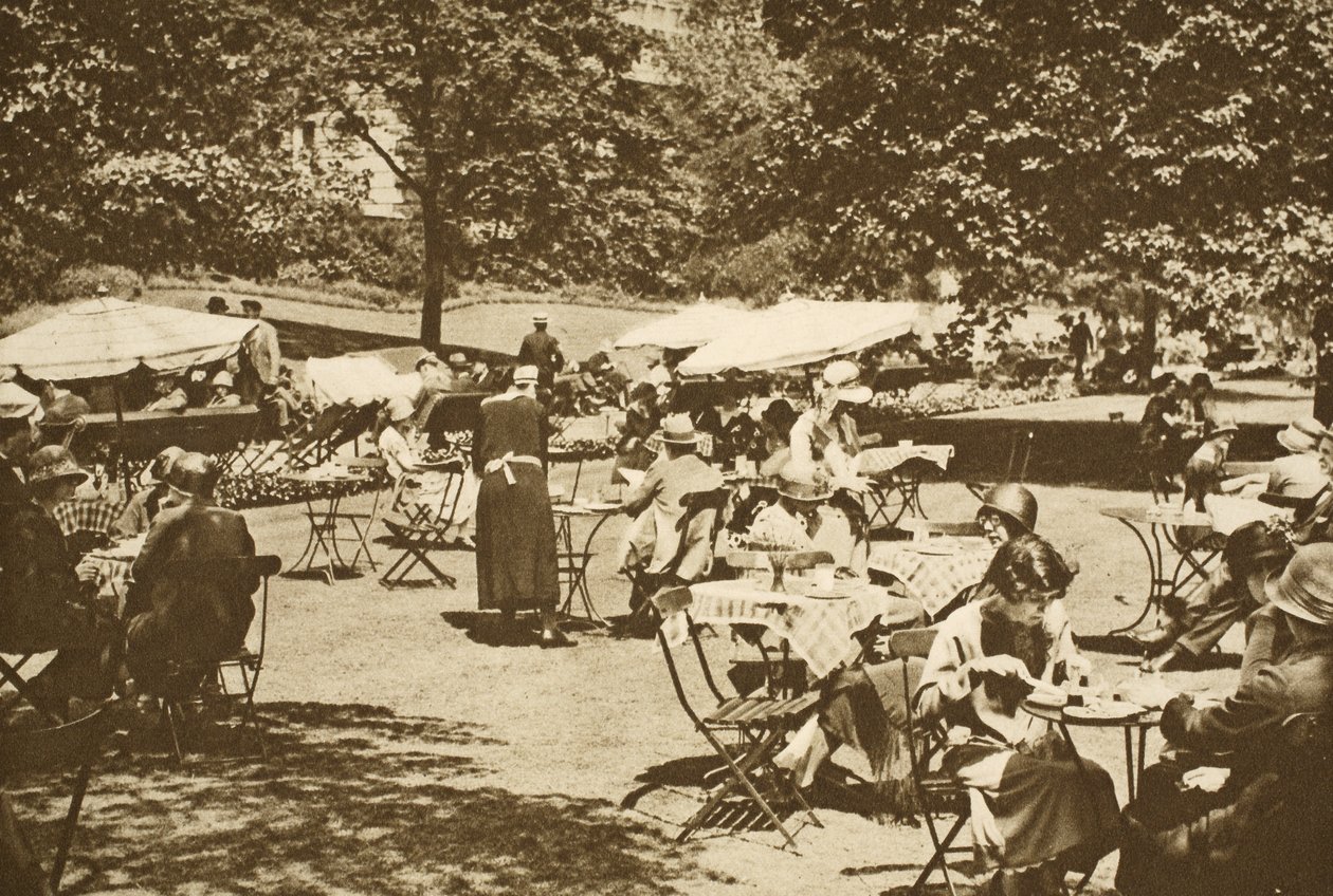 Mannermainen lounasaikakohtaus Embankment Gardensissa, Charing Cross (seepiakuva) tekijältä English Photographer