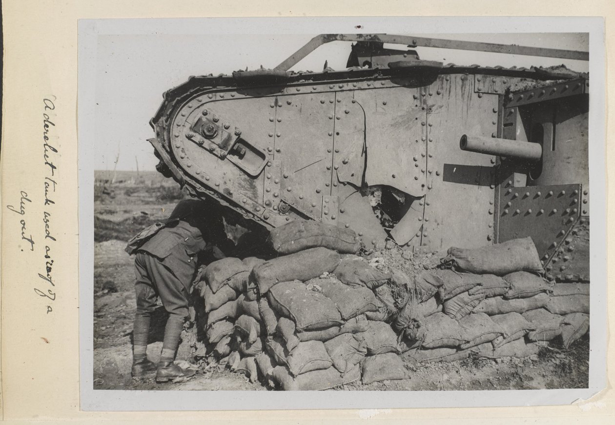 Hylätty tankki, jota käytettiin kaivetun katoksena, 1915-1818 tekijältä English Photographer