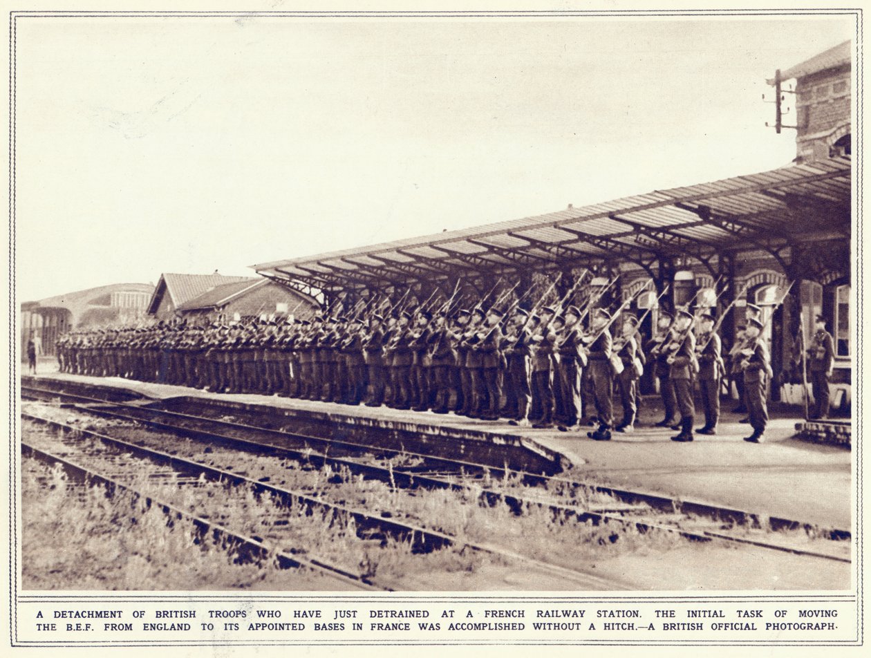Brittijoukot, jotka ovat juuri laskeneet koulusta ranskalaisella rautatieasemalla, The Illustrated War News, julkaistu 8. marraskuuta 1939 tekijältä English Photographer