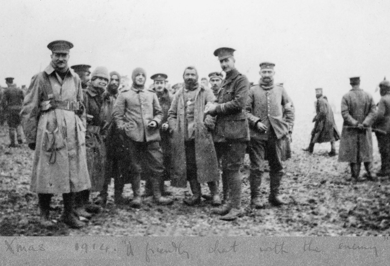 Ystävällinen keskustelu vihollisen kanssa, vuoden 1914 joulurauha tekijältä English Photographer