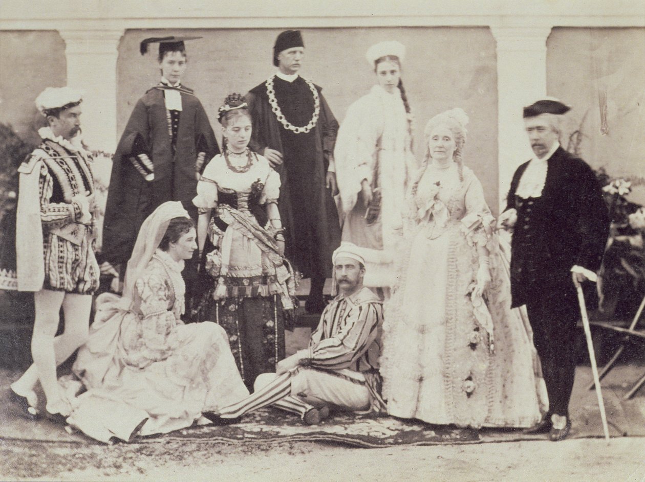 Ryhmä englantilaisia näyttelijöitä Intiassa, noin 1880 (albumiprintti) tekijältä English Photographer