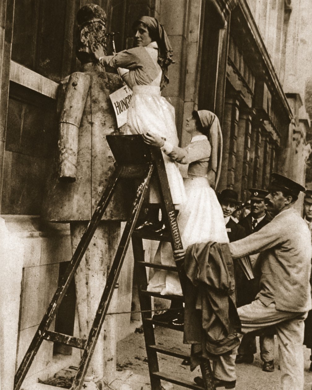Sairaalan sairaanhoitaja kääntämässä tavanomaista rooliaan: vihollisen lyöminen Stepneyssä, kuvitus The Illustrated War Newsista, 27. syyskuuta 1916 (seepiakuva) tekijältä English Photographer