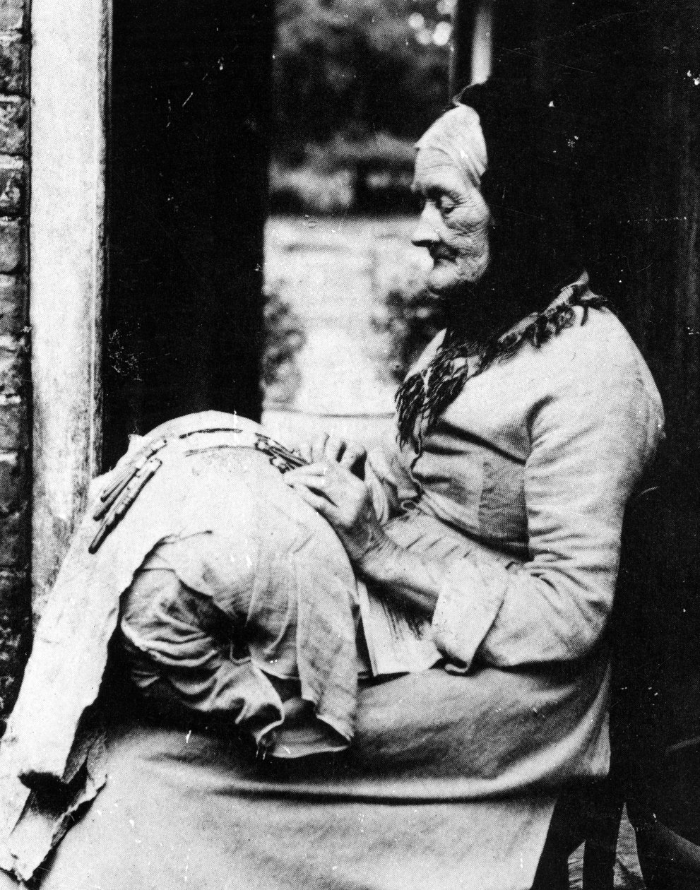 Pitsivalmistaja mökkinsä ulkopuolella Etelä-Buckinghamshiressa, myöhään C19 tekijältä English Photographer