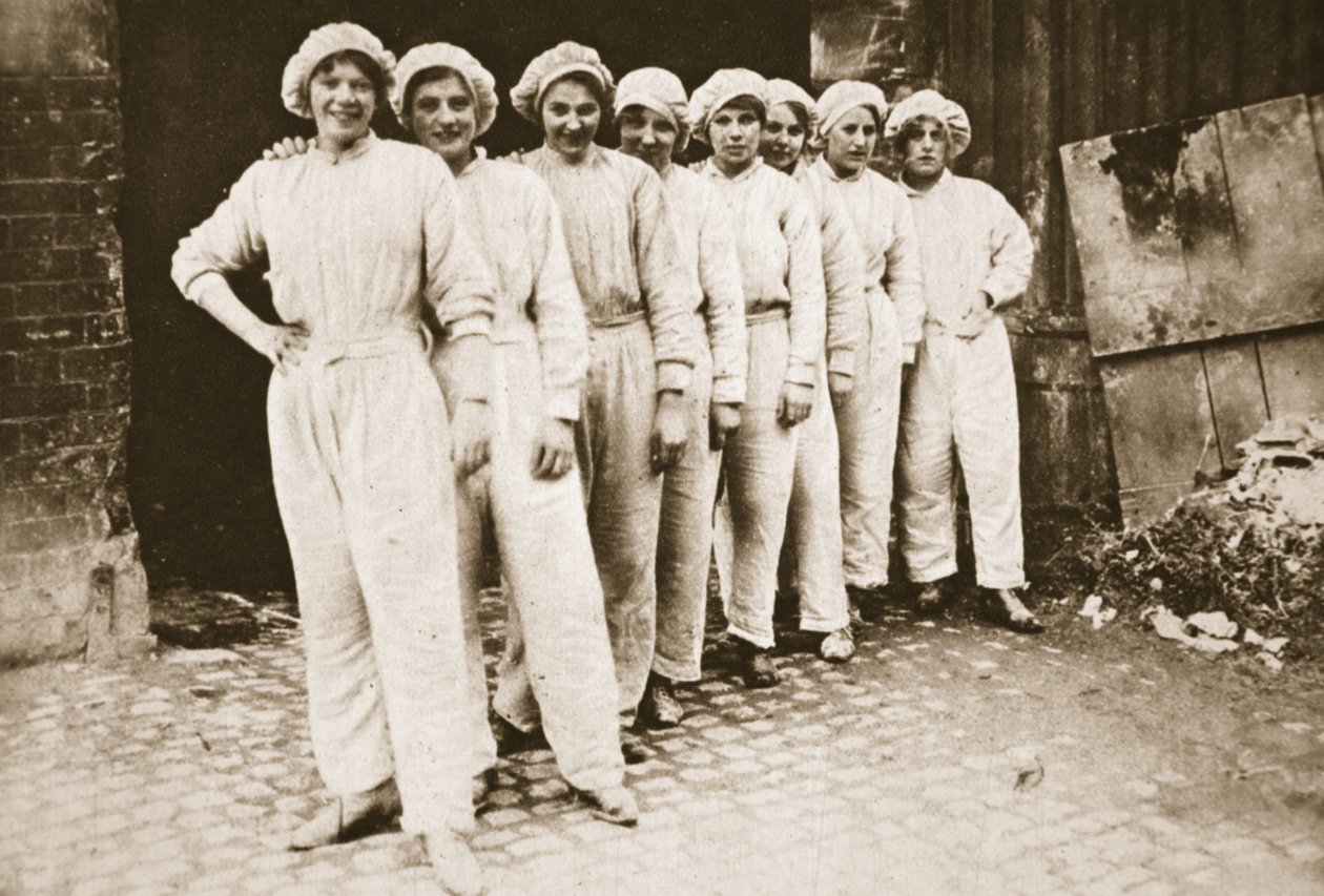 Kuvauksellinen ryhmä naistyöläisiä: piikoja Nottinghamin tehtaalla, The Illustrated War News, 12. heinäkuuta 1916 (seepiakuva) tekijältä English Photographer