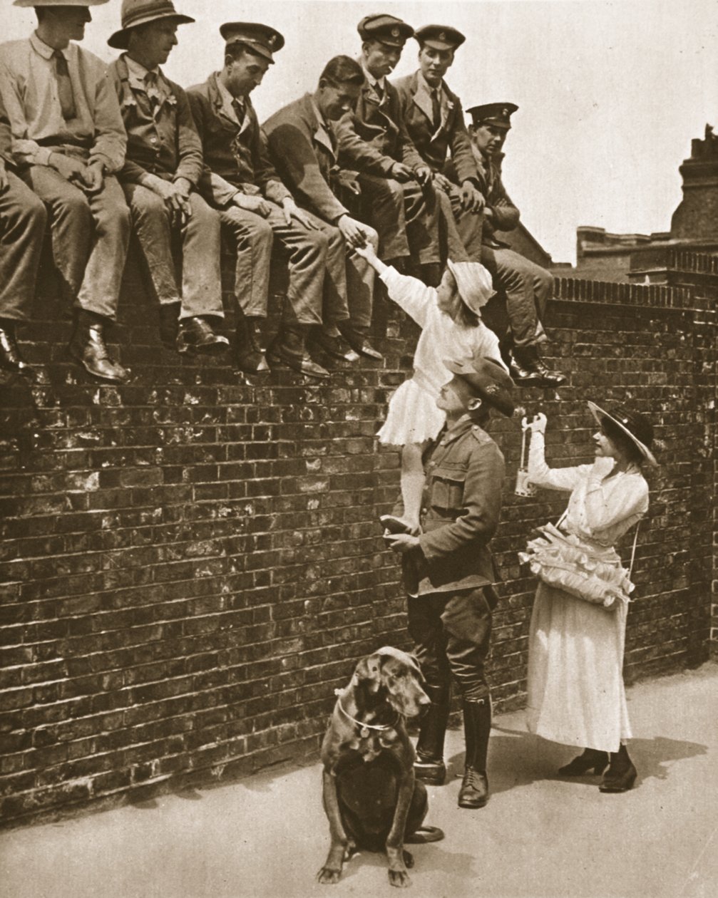 Pitkä australialainen auttaa myymään ruusuja haavoittuneille sotilaille: Rose Day -tapahtuma, The Illustrated War News, 21. kesäkuuta 1916 (seepiakuva) tekijältä English Photographer