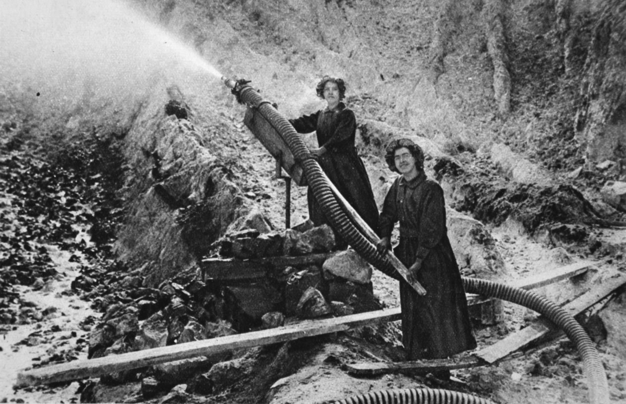 Märkä työ: naisten savipesijöitä Cornishin kaivossa, kuvitus The Illustrated War Newsista, syyskuu 1916 tekijältä English Photographer