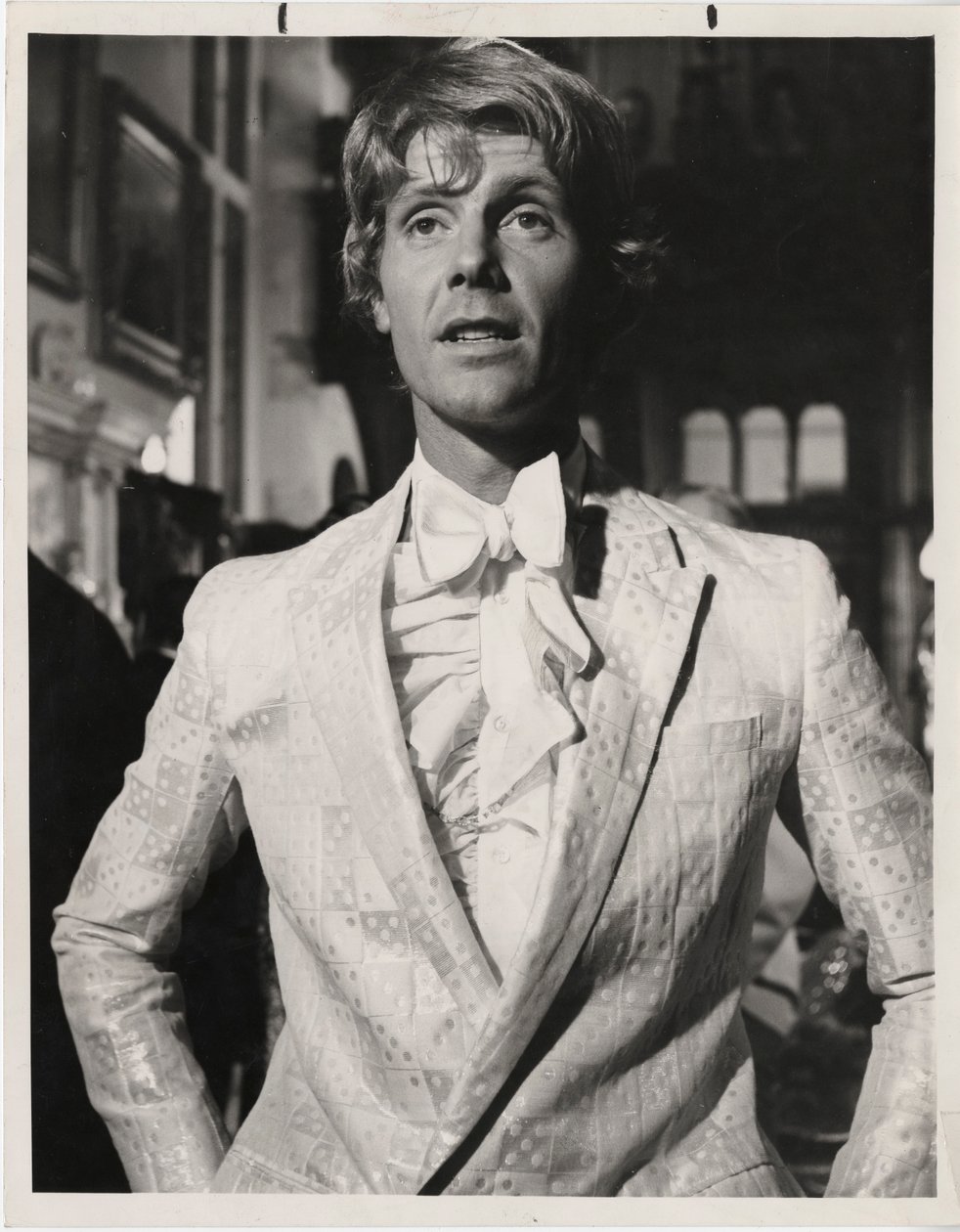 Näyttelijä James Fox yllään Mr Fishin takki, 1968 tekijältä English Photographer