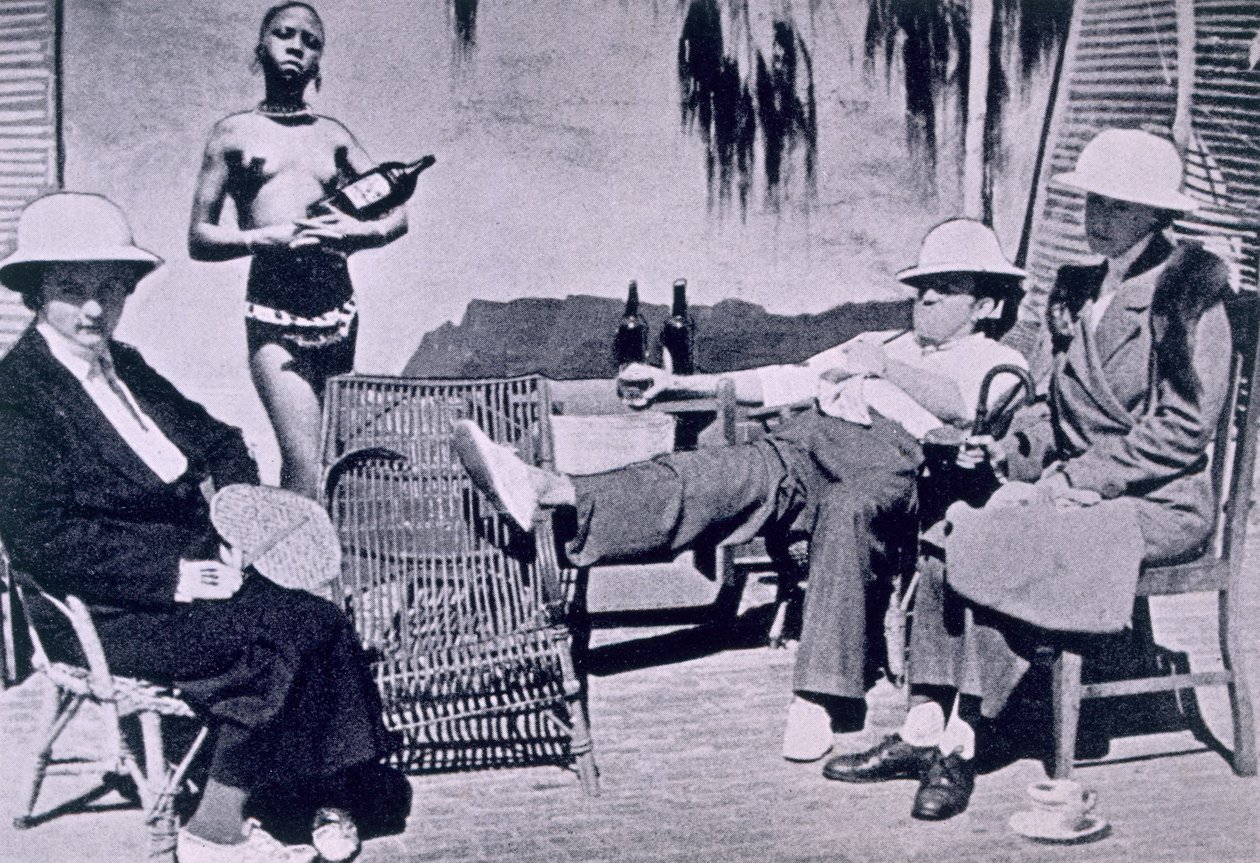 Iltapäivätee tuomari Wigginsissä, elokuvasta Through Darkest Pondelayo: Joan Lindsayn kertomus kahden englantilaisen naisen seikkailuista kannibaalisaarella, 1936 tekijältä English Photographer