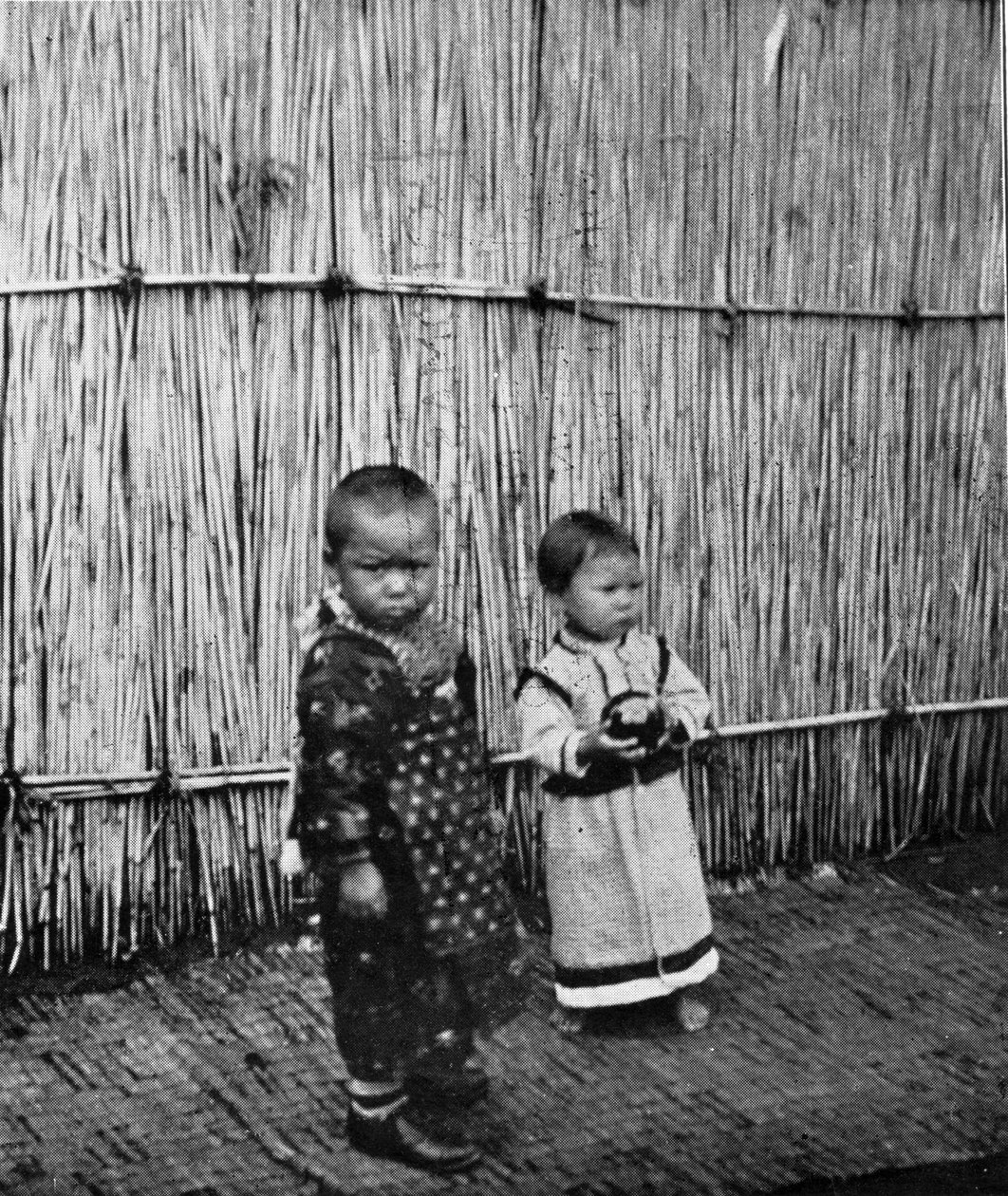 Ainu-lapset kihlautuivat tekijältä English Photographer