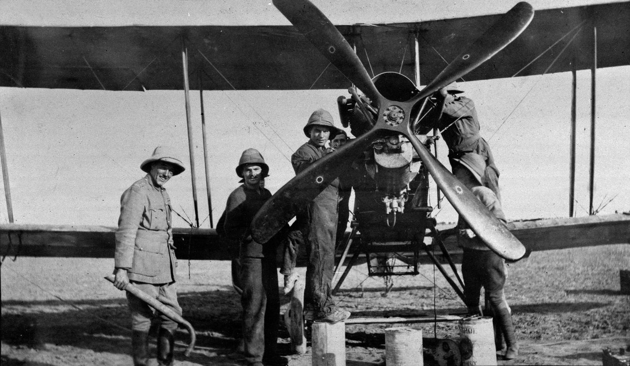 Lentokone korjauksessa, 1916 tekijältä English Photographer
