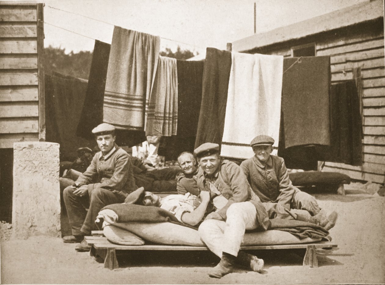 Vuoteiden tuuletus: Iltapäivän siesta, Dorchester, kuvitus saksalaisista vangeista Isossa-Britanniassa (syväpaino) tekijältä English Photographer