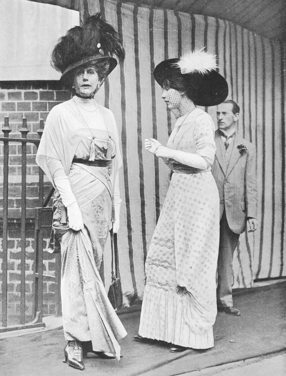 Alice Keppel ja hänen tyttärensä Violet Trefusius, 1912 tekijältä English Photographer