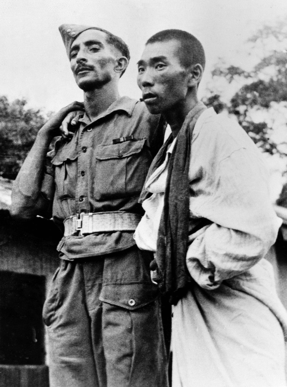 Intian armeijan lääkäri auttoi haavoittunutta japanilaista sotavankia, 1945 tekijältä English Photographer