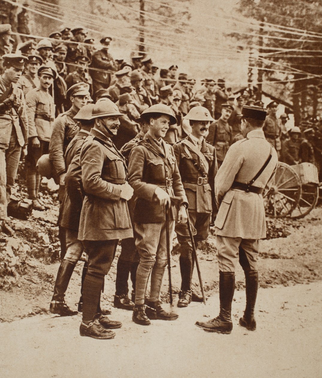 Kansainvälinen ryhmä Italian rintamalla, 1917: Walesin prinssi keskellä tekijältä English Photographer