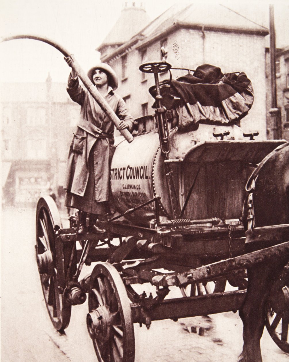 Irlantilainen urheilija, joka työskentelee kastelukärryssä: neiti M. K. McVeagh, Finchley, The Illustrated War News, 5. heinäkuuta 1916 (seepiakuva) tekijältä English Photographer