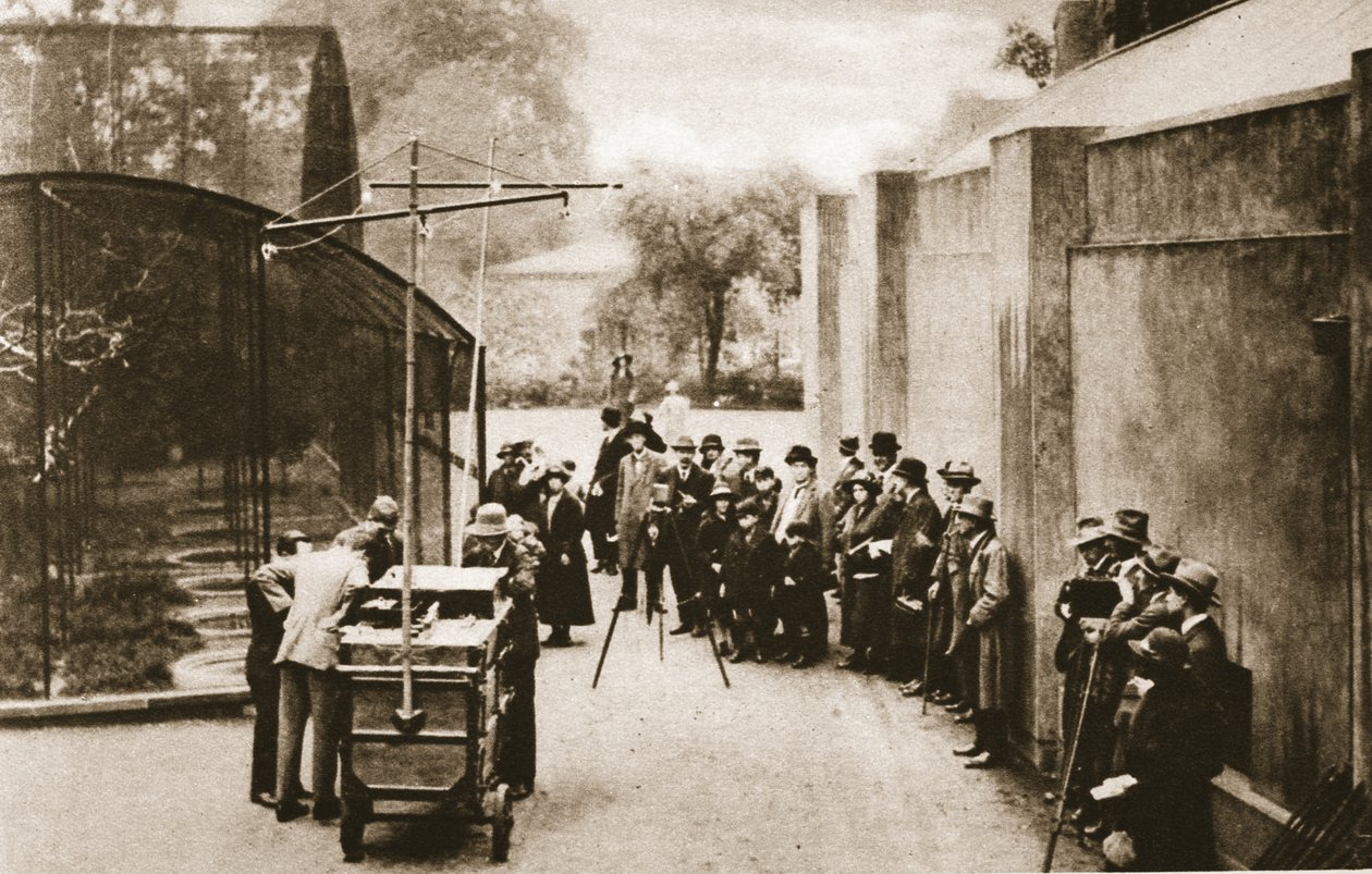 BBC:n varhainen ulkolähetys Lontoon eläintarhasta, kun teknikot yrittivät nauhoittaa huutoa lintuhuoneesta, Wonderful Londonista, julkaistu 1926-27 (syväpaino) tekijältä English Photographer
