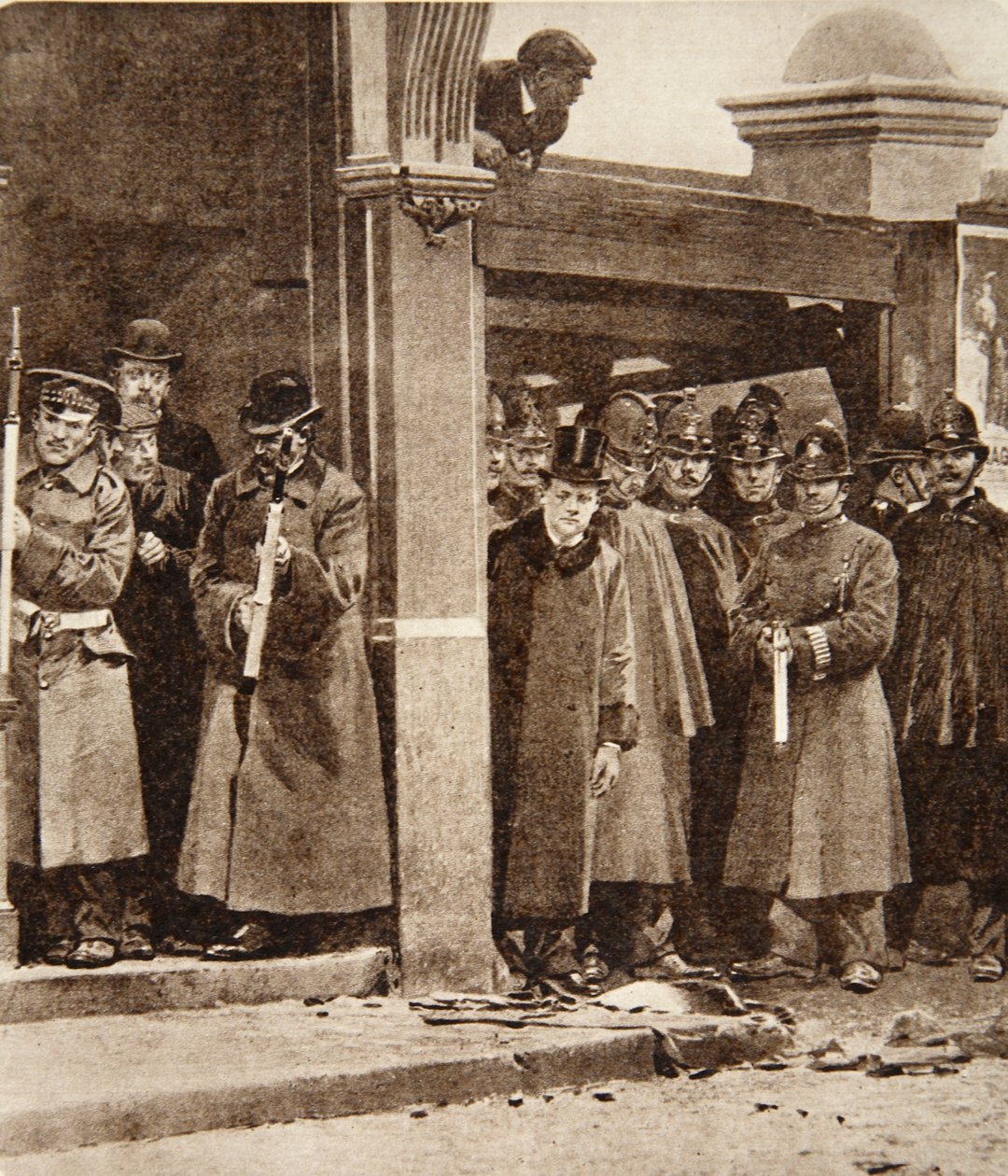 Tapaus, joka tuolloin antoi ammuksia hänen vihollisilleen: herra Churchillsin läsnäolo sisäministerinä Sidney Streetin piirityksessä 3. tammikuuta 1911 (syväpaino) tekijältä English Photographer