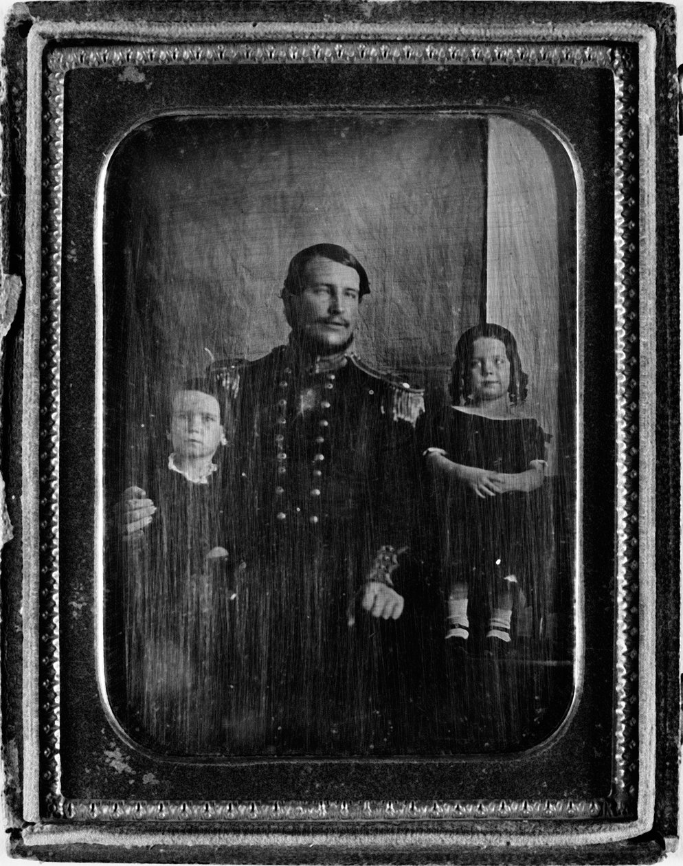 Apulaiskirurgi Christopher Bakewell Bassano perheineen, n. 1850 (dagerrotypia) tekijältä English Photographer