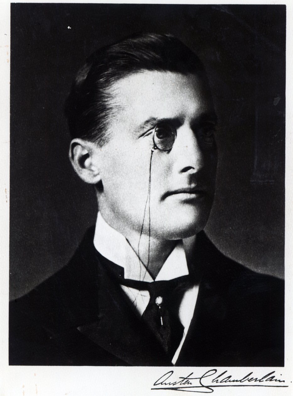 Austen Chamberlain tekijältä English Photographer
