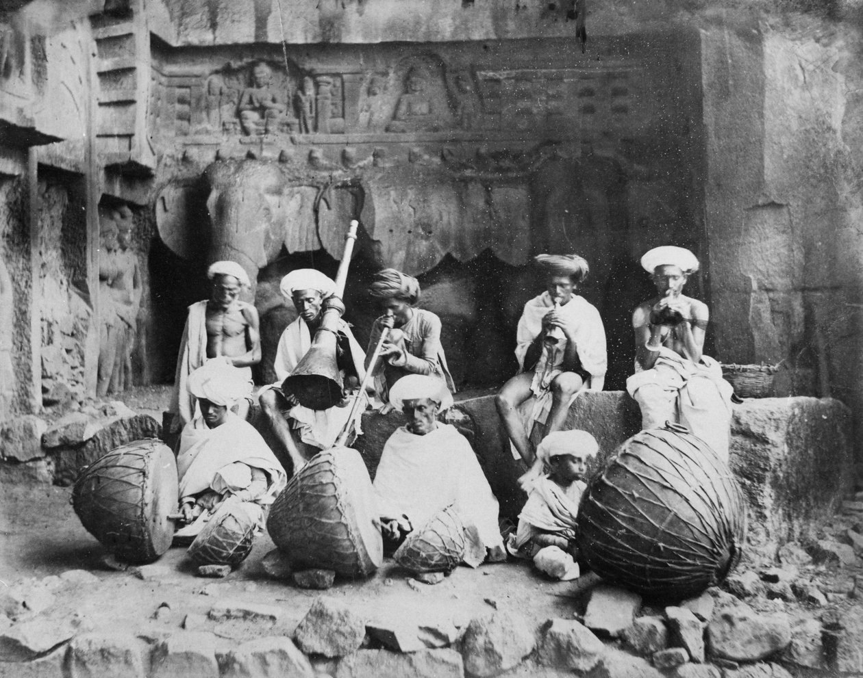 Soittajayhtye Karlan luolissa, n.1860-90-luku tekijältä English Photographer