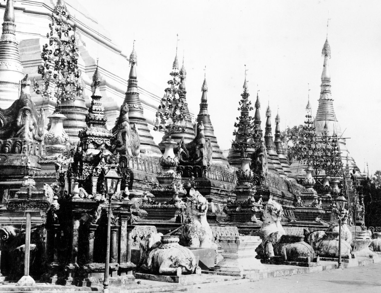 Shwedagon-pagodin tukikohta Rangoonissa, Burmassa, noin 1886 tekijältä English Photographer
