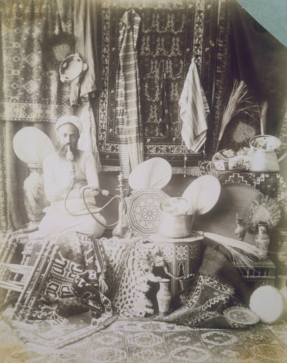 Bazaar Kairossa, Egyptissä, noin 1878 tekijältä English Photographer