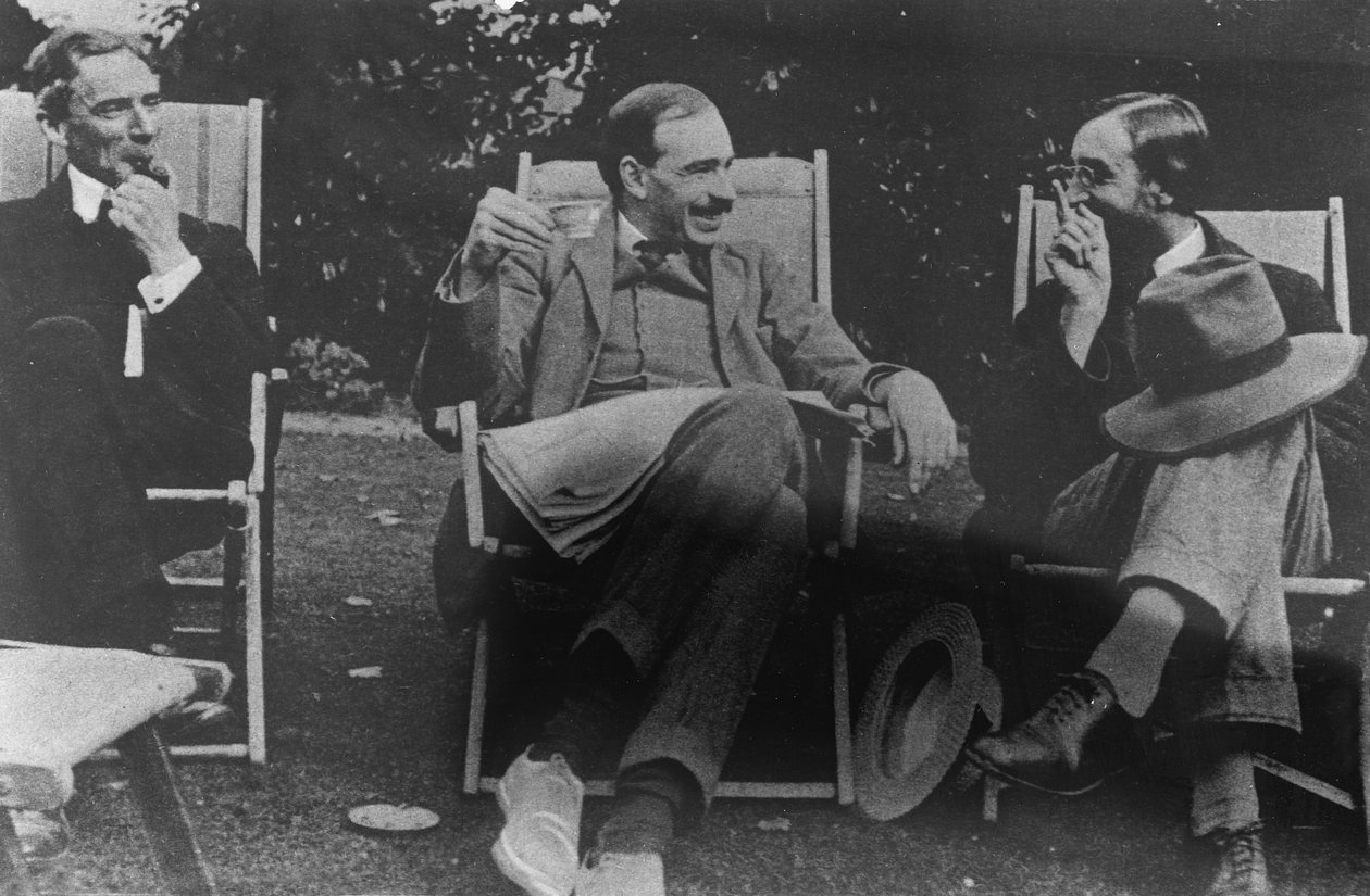 Bertrand Russell, J. M. Keynes ja Lytton Strachey, n. 1917 tekijältä English Photographer