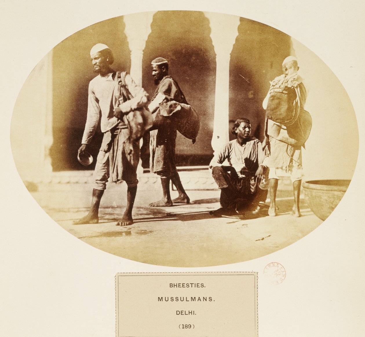 Bheesties, Mussulmans, Delhi, The People of India, kirjoittanut J. Forbes Watson, julkaistu 1868 (albumiprintti) tekijältä English Photographer