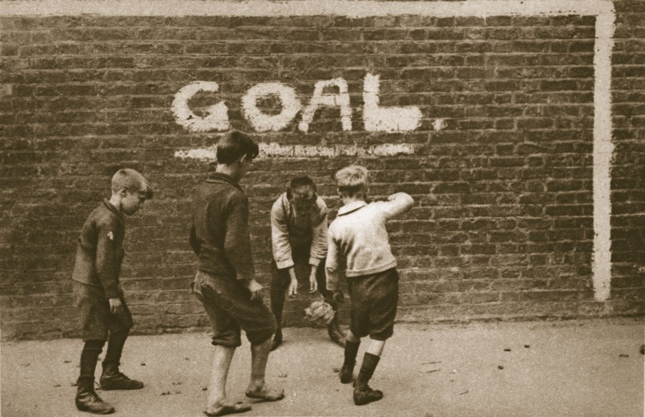 Pojat leikkivät East Endissä, Wonderful Londonista, julkaistu 1926-27 (syväpaino) tekijältä English Photographer