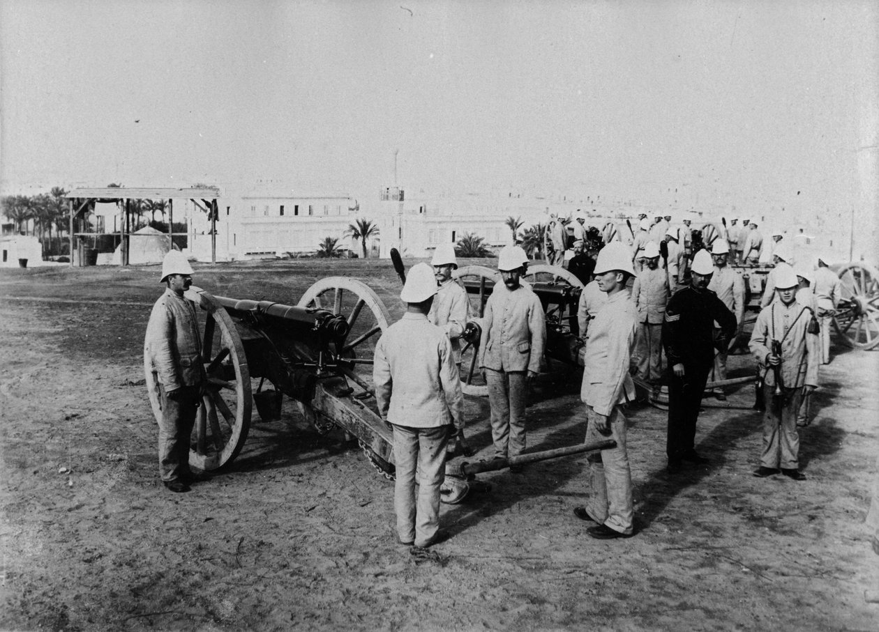 British Artillery Men with Gun, n. 1882-3 tekijältä English Photographer