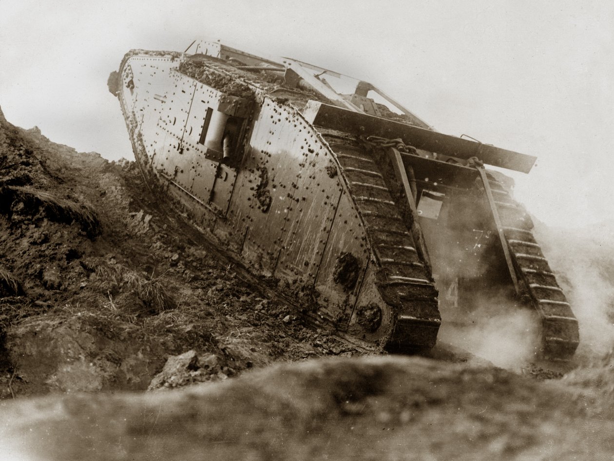 Brittiläinen Mark IV -naarastankki kokeiden aikana, 1917 tekijältä English Photographer