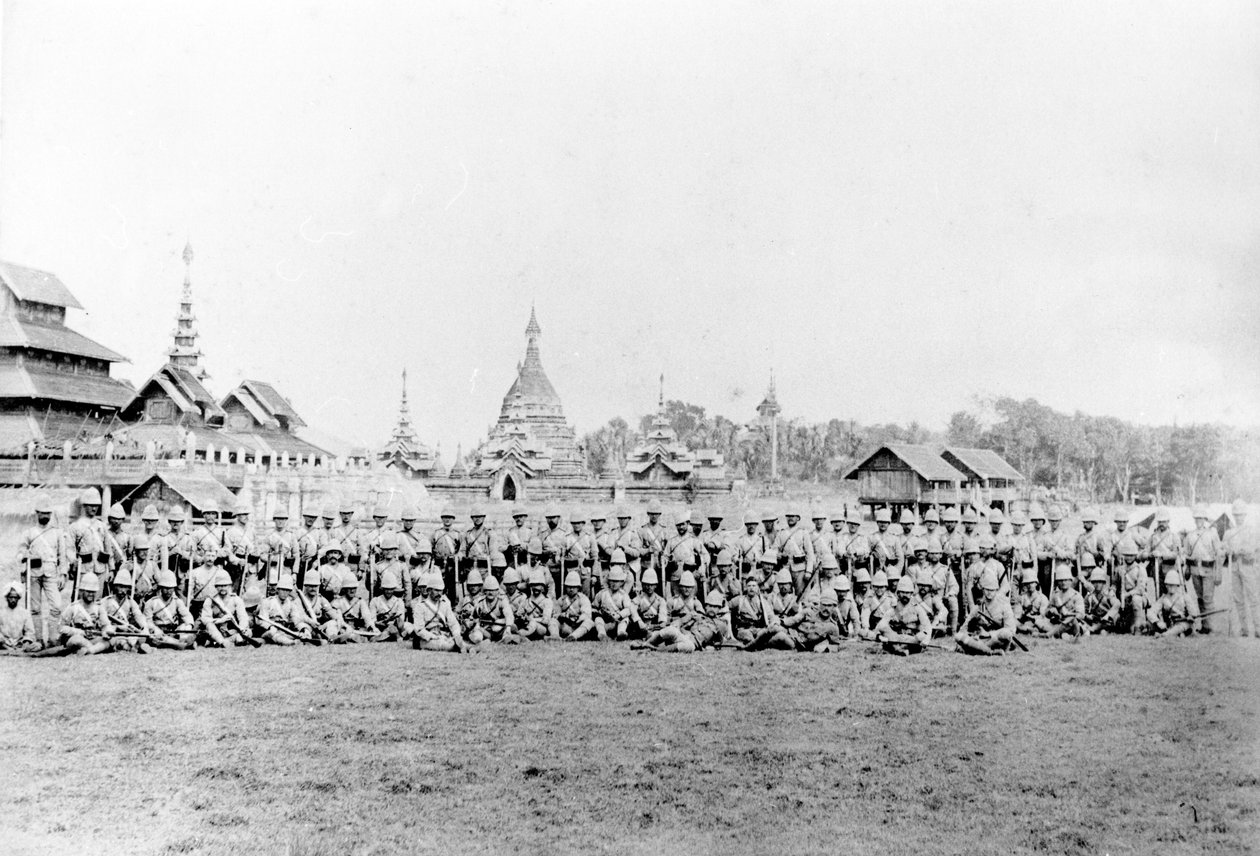 Brittirykmentti Wunthon palatsin ja buddhalaisen luostarin edessä, 1891 tekijältä English Photographer
