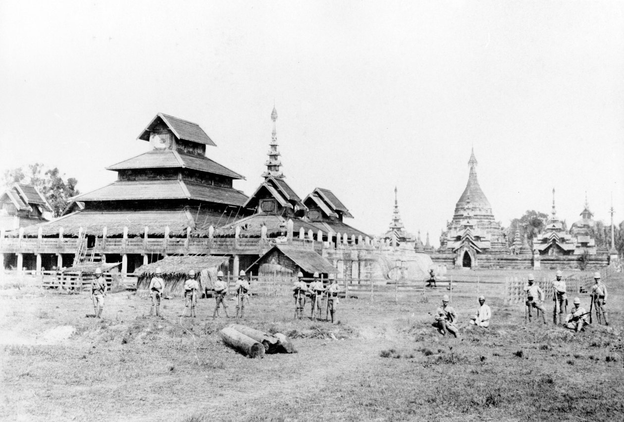 Brittiläiset sotilaat Wunthon palatsin ja buddhalaisen luostarin edessä, 1891 tekijältä English Photographer