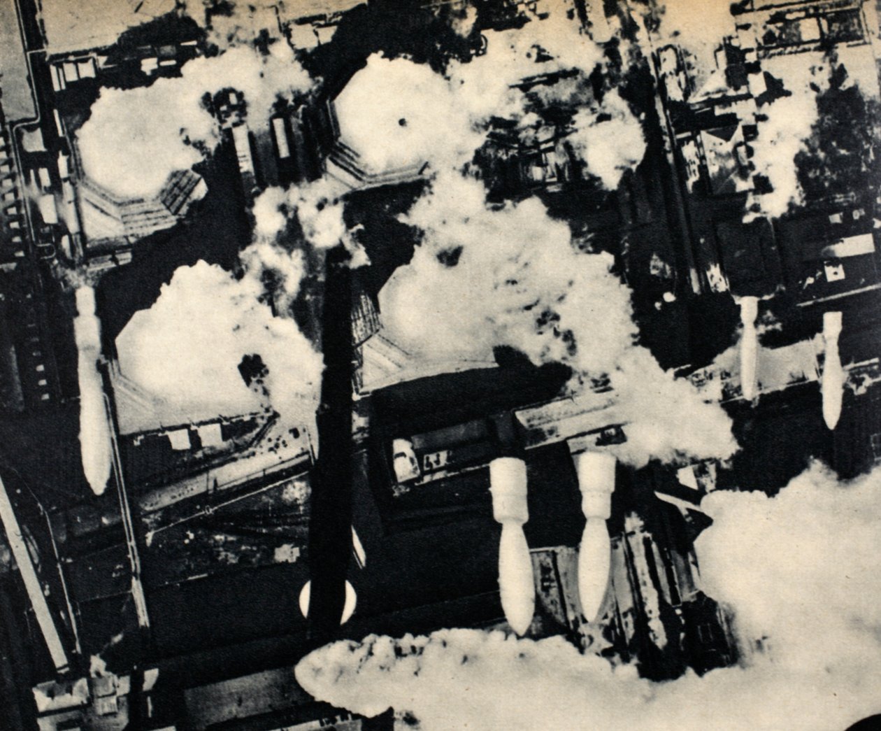 Brittipommit putoavat voimalaitokseen Kölnissä 1942-45 tekijältä English Photographer