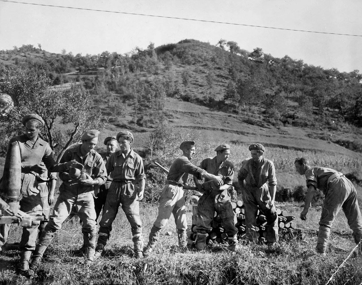 Brittijoukot pinoavat kuoria, Italia, 1944 tekijältä English Photographer