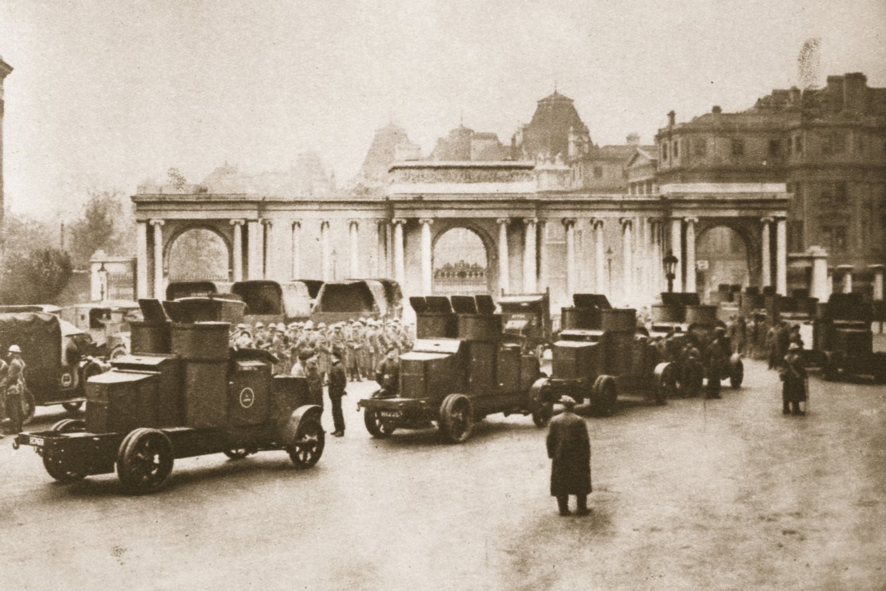 Linja-auto- ja kuorma-autosaattue telakoilta Hyde Parkin maito- ja ruokakaatopaikalle panssaroitujen autojen saattajana Suuren lakon aikana, Wonderful Lontoosta, julkaistu 1926-27 (syväpaino) tekijältä English Photographer