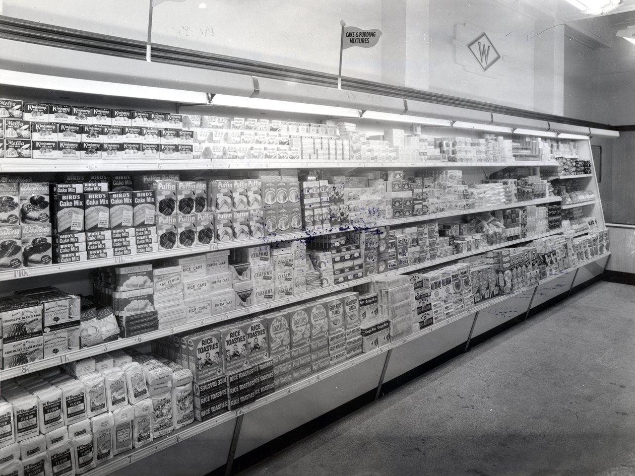 Kakku- ja vanukasseoskäytävä, Woolworths-myymälä, 1956 tekijältä English Photographer
