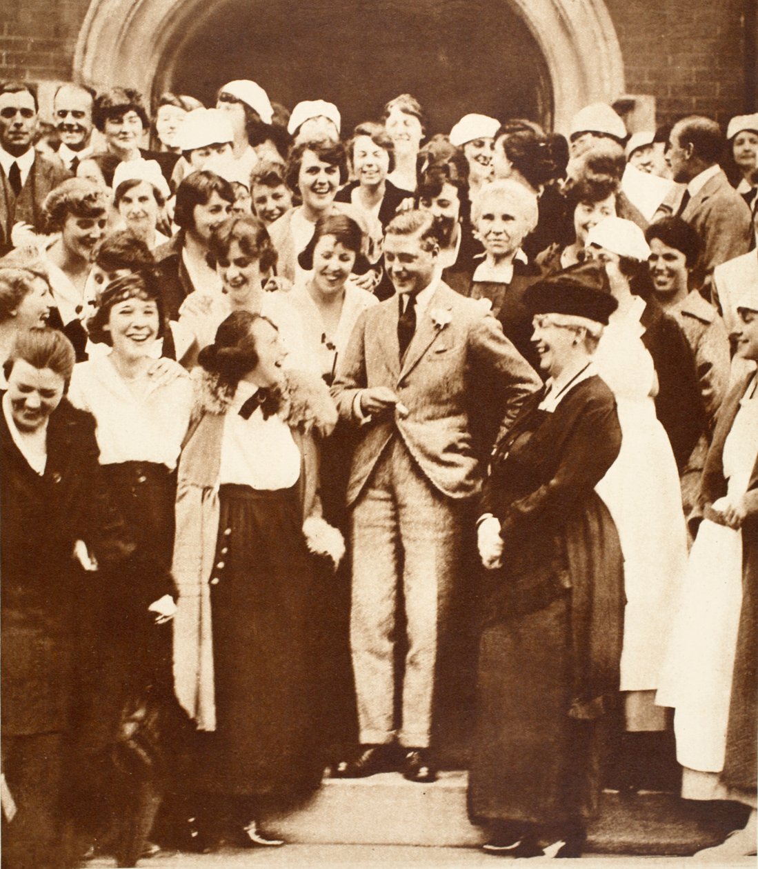 Kanadalaiset naiset kertovat kuningas Edward VIII:lle vitsin Ontarion maatalouskorkeakoulussa, 1919 tekijältä English Photographer
