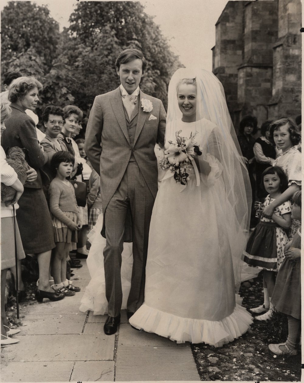 Candida Betjeman Belleville Couturessa häihinsä Rupert Lycett Greenin kanssa kesäkuussa 1963 tekijältä English Photographer