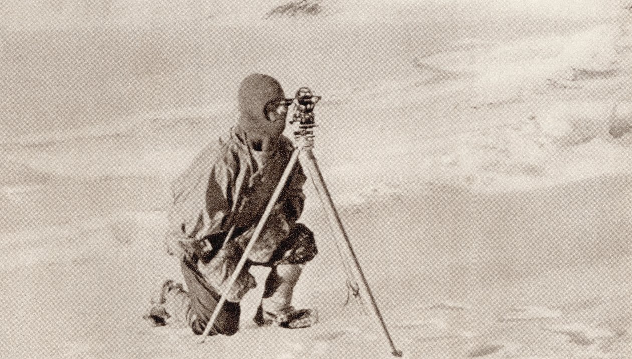 Kapteeni Evans tarkkailee teodoliitilla, jota kapteeni Scott käytti kiinnittäessään etelänavan sijaintia, E.R.G.R.:n teoksesta South With Scott. Evans tekijältä English Photographer