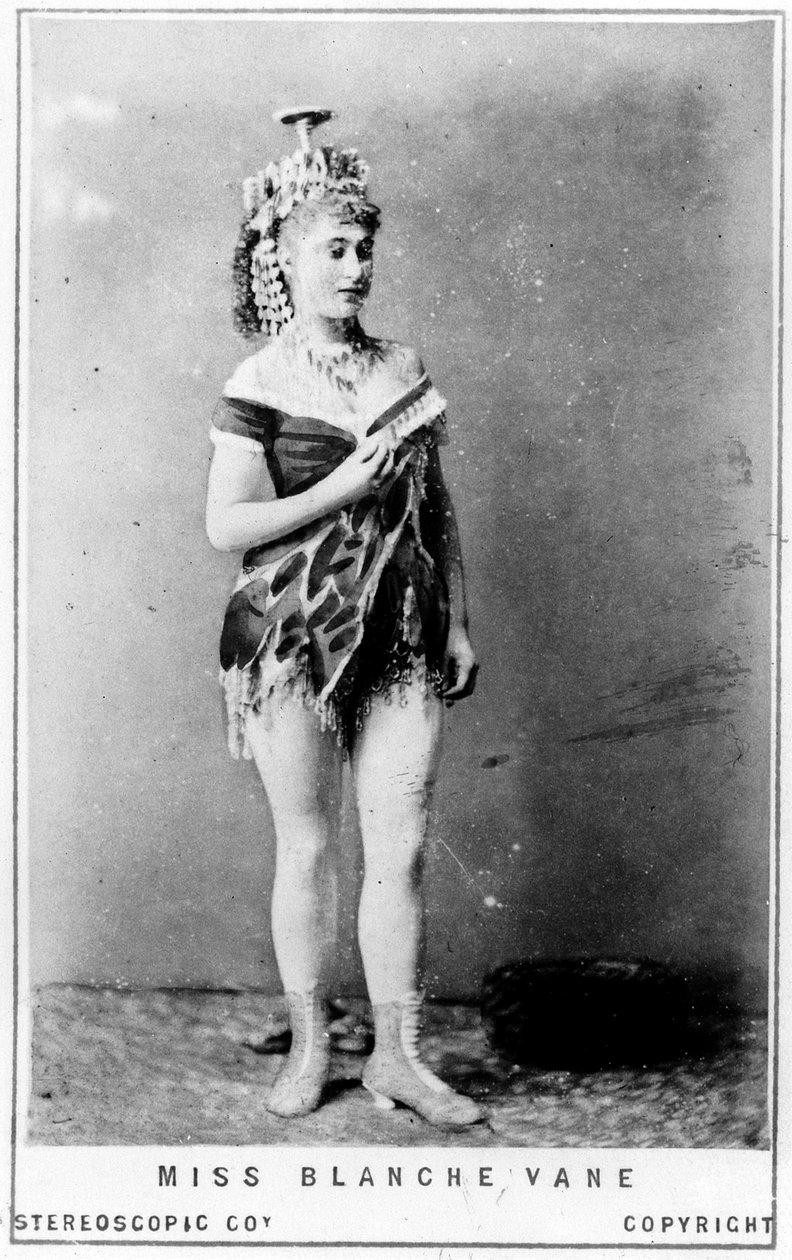 Carte de Visite of Miss Blanche Vane, n. 1855 (albumiprintti) tekijältä English Photographer