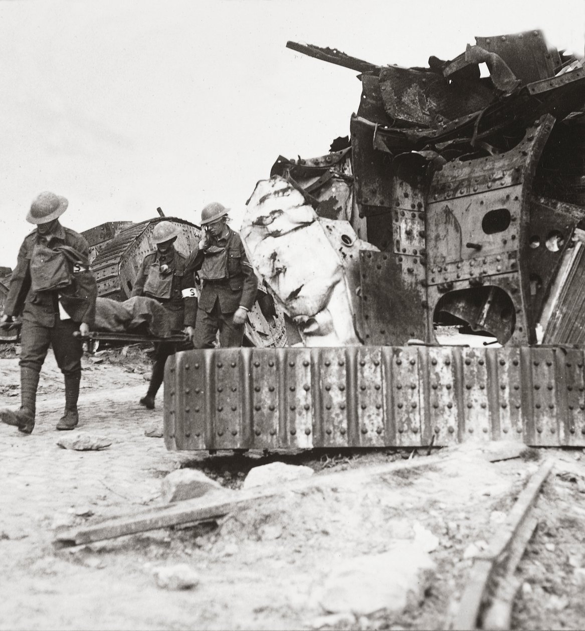 Uhreja palaamassa linjalta, ohitankkerit haaksirikkoutuivat panssarivaunujen taistelussa Villers-Bretonneux