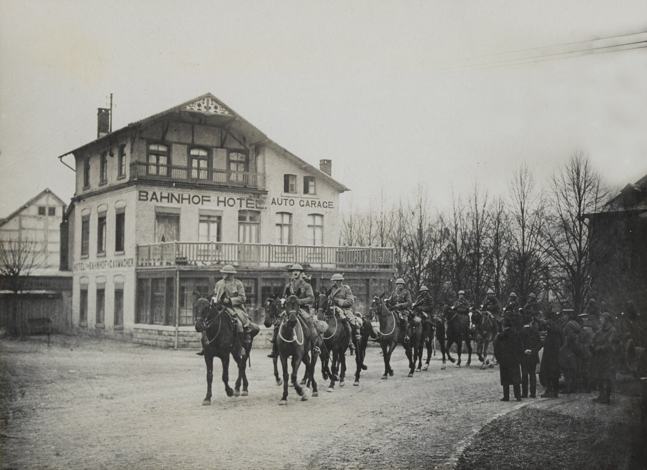 Ratsuväki kulkee rautatieasemahotellin ohi, 1918 tekijältä English Photographer