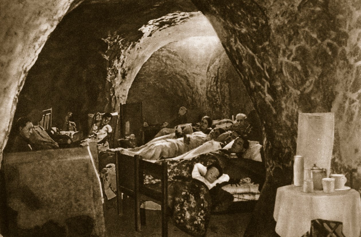 Englannin rannikon luola-asuntoja, joita käytettiin ilmatorjuntasuojina, 1940 tekijältä English Photographer