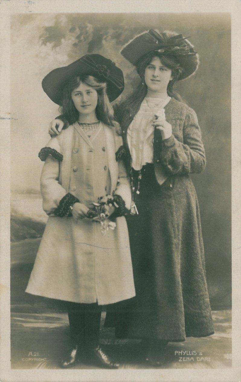 Lavan julkkikset: Miss Phyllis ja Miss Zena Dare, n. 1903-08 tekijältä English Photographer