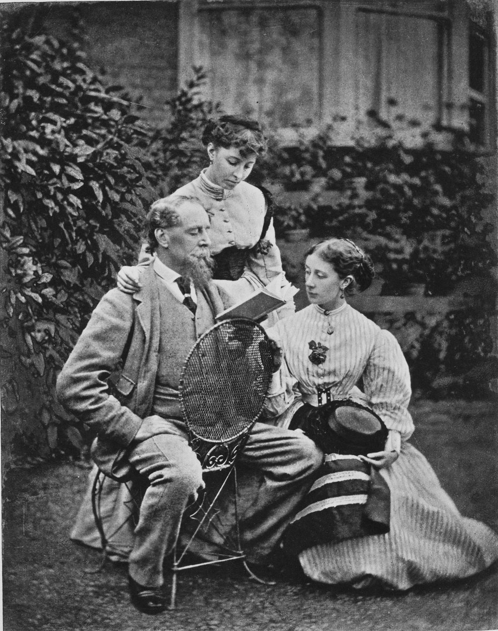 Charles Dickens kahden tyttärensä kanssa, n. 1865 tekijältä English Photographer